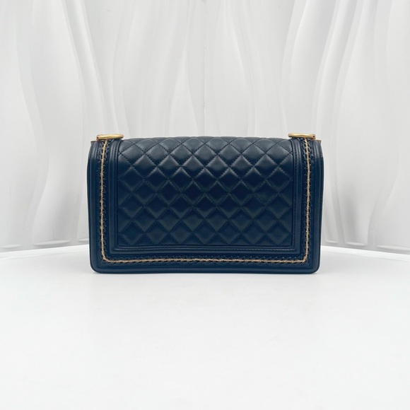 CHANEL Boy CHANEL Medium Flap Bag Black Quilted Lambskin - Picture 4 of 16